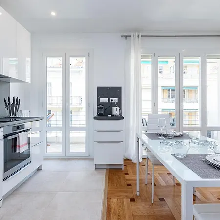 Quiet 1 Bdr Downtown Terrace Ac & Parking 아파트 니스