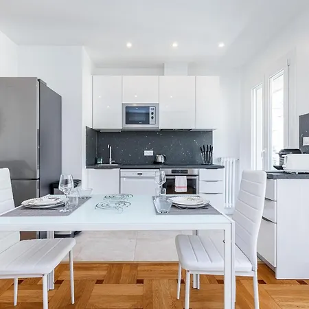 Quiet 1 Bdr Downtown Terrace Ac & Parking 니스